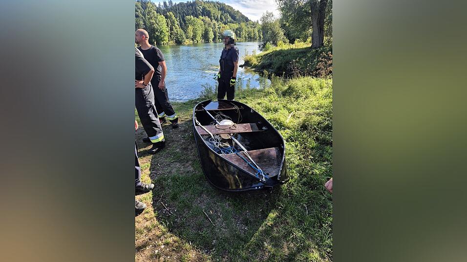 Das Angelboot war gesunken und wurde unbeschädigt aus dem Fluss gezogen. Das Angelboot war gesunken und wurde unbeschädigt aus dem Fluss gezogen.
