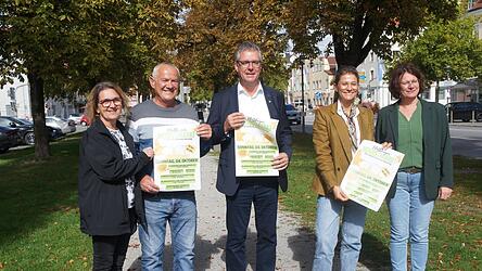 Den Herbstmarkt stellten vor: (v. l.) Claudia Buck, Werner Buck, erster Bürgermeister Hans Schmalhofer, Katrin Tost (Kulturamt) und Claudia Simeths (Ordnungsamt). Den Herbstmarkt stellten vor: (v. l.) Claudia Buck, Werner Buck, erster Bürgermeister Hans Schmalhofer, Katrin Tost (Kulturamt) und Claudia Simeths (Ordnungsamt).