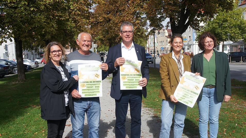 Den Herbstmarkt stellten vor: (v. l.) Claudia Buck, Werner Buck, erster B&uuml;rgermeister Hans Schmalhofer, Katrin Tost (Kulturamt) und Claudia Simeths (Ordnungsamt).