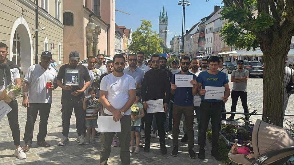Etwa 20 Kinder und M&auml;nner aus der arabischen Community in und um Straubing haben ihr Beileid vor der Straubinger Polizeiinspektion zum Ausdruck gebracht.