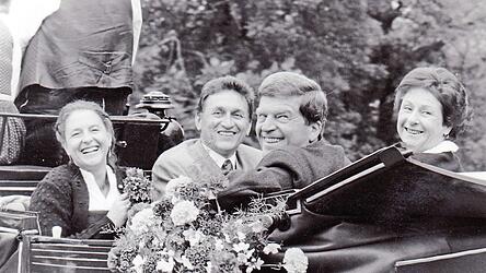 Volksfestauszug 1995: Die Festwirtsfamilie Benedikt und Annemie Haslbeck mit Tochter Marisa und Landrat Josef Neumeier in der Kutsche.