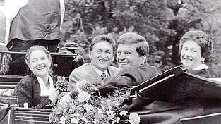 Volksfestauszug 1995: Die Festwirtsfamilie Benedikt und Annemie Haslbeck mit Tochter Marisa und Landrat Josef Neumeier in der Kutsche.