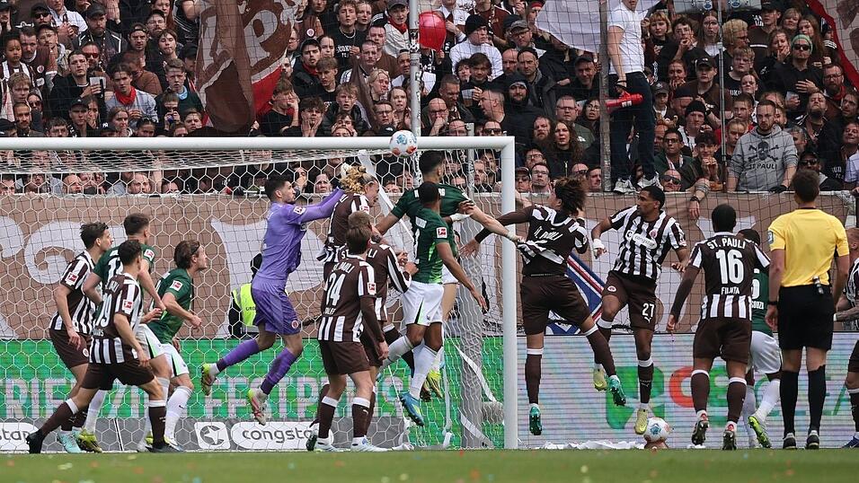 Wolfsburgs Konstantinos Koulierakis (M) traf im Abstiegsgipfel beim FC St. Pauli zum 1:0. Wolfsburgs Konstantinos Koulierakis (M) traf im Abstiegsgipfel beim FC St. Pauli zum 1:0.