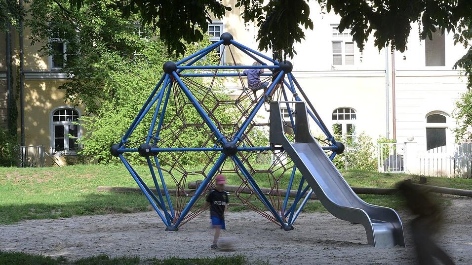 Hohe B&auml;ume spenden Schatten und k&uuml;hlen &uuml;ber Verdunstung die Umgebung.