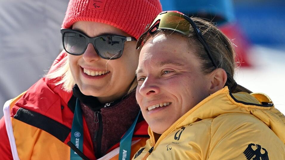 Christiane Schenderlein gratuliert Anja Wicker (r) zur zweiten Medaille.