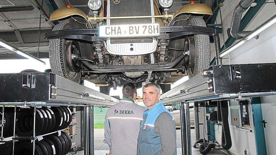 Der Mann vom TÜV, assistiert von Technikermeister Tilo Daschner, hat am Škoda des Burschenvereins Mitterdorf aus dem Jahr 1931 nichts zu bemängeln. Der Mann vom TÜV, assistiert von Technikermeister Tilo Daschner, hat am Škoda des Burschenvereins Mitterdorf aus dem Jahr 1931 nichts zu bemängeln.