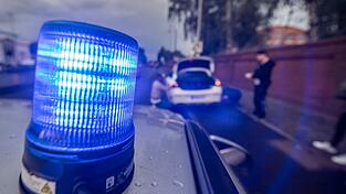 Der 25-Jährige hätte unter dem Einfluss von Drogen gestanden. (Archiv)