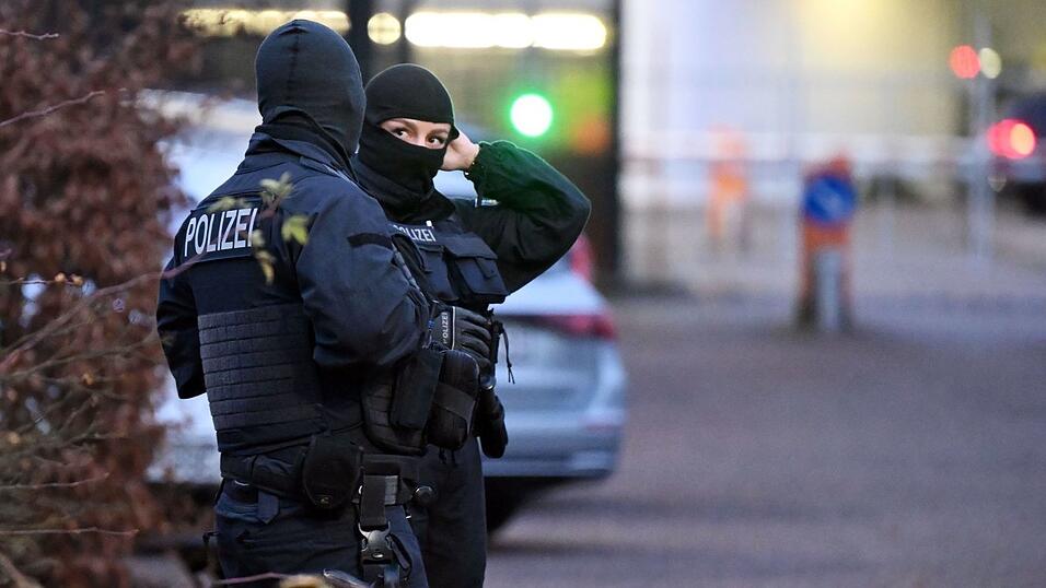 Beamte vor der Haftvorführung des mutmaßlichen Drahtziehers der Anschläge auf die Gasleitung Nord-Stream. Beamte vor der Haftvorführung des mutmaßlichen Drahtziehers der Anschläge auf die Gasleitung Nord-Stream.