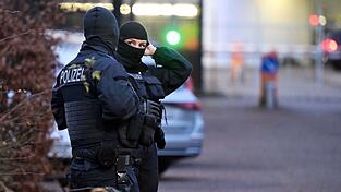 Beamte vor der Haftvorführung des mutmaßlichen Drahtziehers der Anschläge auf die Gasleitung Nord-Stream. Beamte vor der Haftvorführung des mutmaßlichen Drahtziehers der Anschläge auf die Gasleitung Nord-Stream.