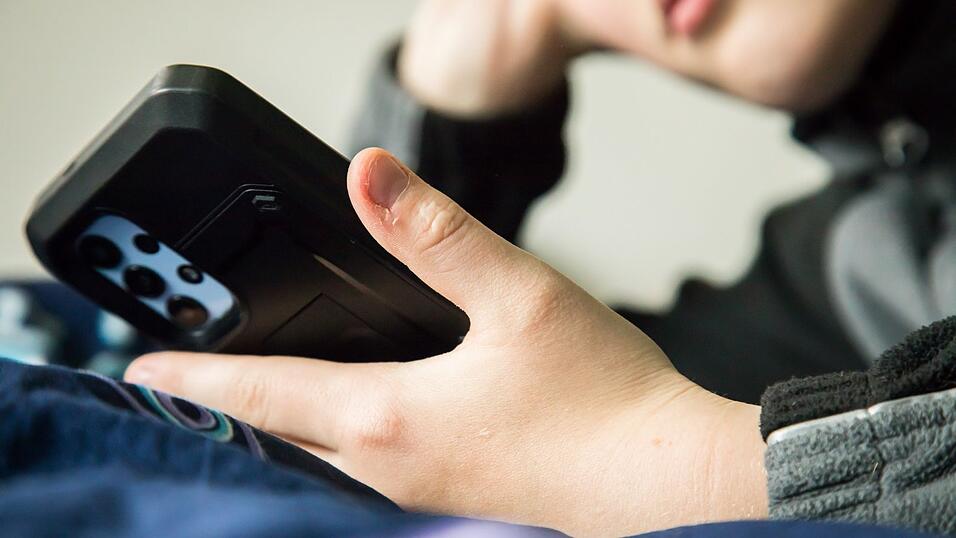 Kinder und Jugendliche h&auml;ngen am Handy - ein Konfliktpunkt auch in vielen Regensburger Familien.