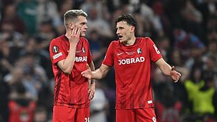 Nichts zu machen für die Freiburger um Matthias Ginter (l) und Maximilian Eggestein. Nichts zu machen für die Freiburger um Matthias Ginter (l) und Maximilian Eggestein.