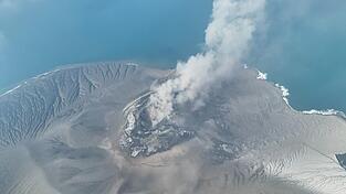 Auf einem Drohnenfoto ist zu sehen, wie der Vulkan Anak Krakatau Aschewolken ausstößt. Auf einem Drohnenfoto ist zu sehen, wie der Vulkan Anak Krakatau Aschewolken ausstößt.