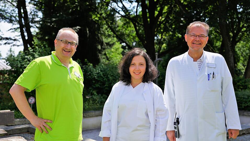 Ober&auml;rztin Dr. Anna-M&aacute;ria Barta-Kelemen verst&auml;rkt seit Juli die Urologische Hauptabteilung an der Klinik Mallersdorf um Chefarzt Dr. Tobias Lindenmeir (links) und Chefarzt Dr. Gunnar Krawczak (rechts).