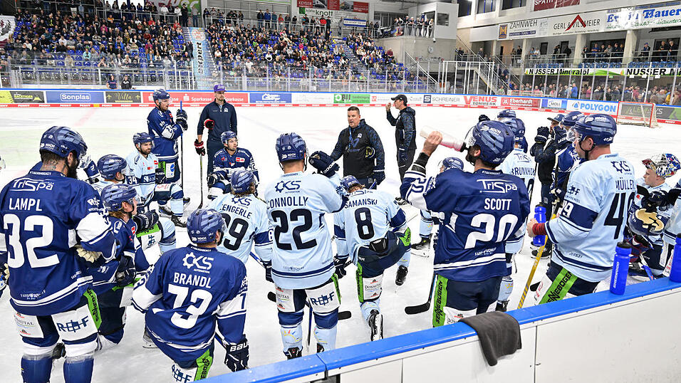 Einstimmung auf die neue Eishockey-Saison: Die Straubing Tigers beim Training.