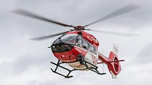 Der 36-J&auml;hrige wurde per Hubschrauber in eine Klinik gebracht. (Symbolbild)