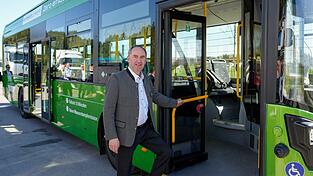 Hubert Aiwanger vor einem der vorgestellten Busse: Der Wirtschaftsminister zeigt sich von der Technologie &uuml;berzeugt.