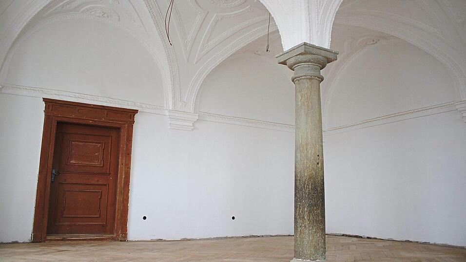 Die Stuckdecken wurden behutsam restauriert und getüncht, die Solnhofer Platten sowie das Fischgrätenparkett am Boden mühsam aus- und wieder eingebaut. Nach 15 Jahren Planung und Sanierung übergibt der Eigentümer, die Immobilien Bayern, Räume der dreiflügligen Klosteranlage in Walderbach dem Landkreis zur Nutzung für das Kreismuseum. Zum Tag des offenen Denkmals erhält die Öffentlichkeit interessante Einblicke.