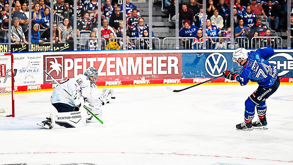 Diesen Abschluss von Mannheims Justin Schütz pariert Henrik Haukeland im Tor der Straubing Tigers. Bei zwei anderen Schüssen der Adler ist der neue Goalie machtlos. Diesen Abschluss von Mannheims Justin Schütz pariert Henrik Haukeland im Tor der Straubing Tigers. Bei zwei anderen Schüssen der Adler ist der neue Goalie machtlos.