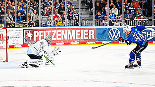 Diesen Abschluss von Mannheims Justin Schütz pariert Henrik Haukeland im Tor der Straubing Tigers. Bei zwei anderen Schüssen der Adler ist der neue Goalie machtlos.