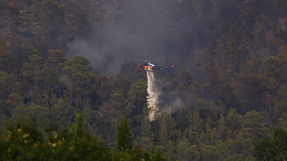 Im Süden Frankreichs waren bei einem wieder aufgeflammten Feuer mehrere Löschhubschrauber im Einsatz. Im Süden Frankreichs waren bei einem wieder aufgeflammten Feuer mehrere Löschhubschrauber im Einsatz.