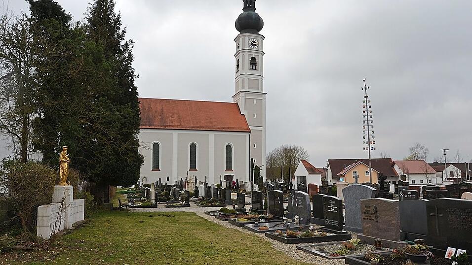 Auf dieser freien Fl&auml;che neben dem Priestergrab (links) und n&ouml;rdlich der Pfarrkirche Maria Immaculata soll die geplante Urnenwand errichtet werden.