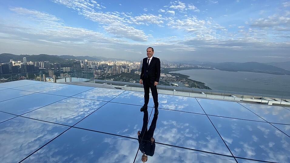 Zwei L&auml;nder, zwei Gesichter? Zumindest eine Dolmetscherin stellte den bayerischen Wirtschaftsminister Hubert Aiwanger versehentlich bereits als Herrn 'Ai Wang' vor.