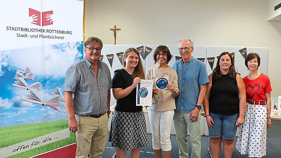 Bürgermeister Laurentius Seidl, Christina Schnödt von der Diözese, das Ehepaar Hildegard und Bernhard Sotzny und Mitarbeiterinnen des Büchereiteams freuen sich über die Auszeichnung. Bürgermeister Laurentius Seidl, Christina Schnödt von der Diözese, das Ehepaar Hildegard und Bernhard Sotzny und Mitarbeiterinnen des Büchereiteams freuen sich über die Auszeichnung.