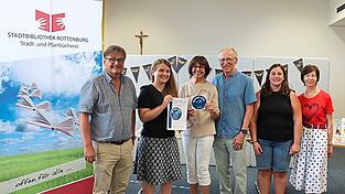 Bürgermeister Laurentius Seidl, Christina Schnödt von der Diözese, das Ehepaar Hildegard und Bernhard Sotzny und Mitarbeiterinnen des Büchereiteams freuen sich über die Auszeichnung. Bürgermeister Laurentius Seidl, Christina Schnödt von der Diözese, das Ehepaar Hildegard und Bernhard Sotzny und Mitarbeiterinnen des Büchereiteams freuen sich über die Auszeichnung.