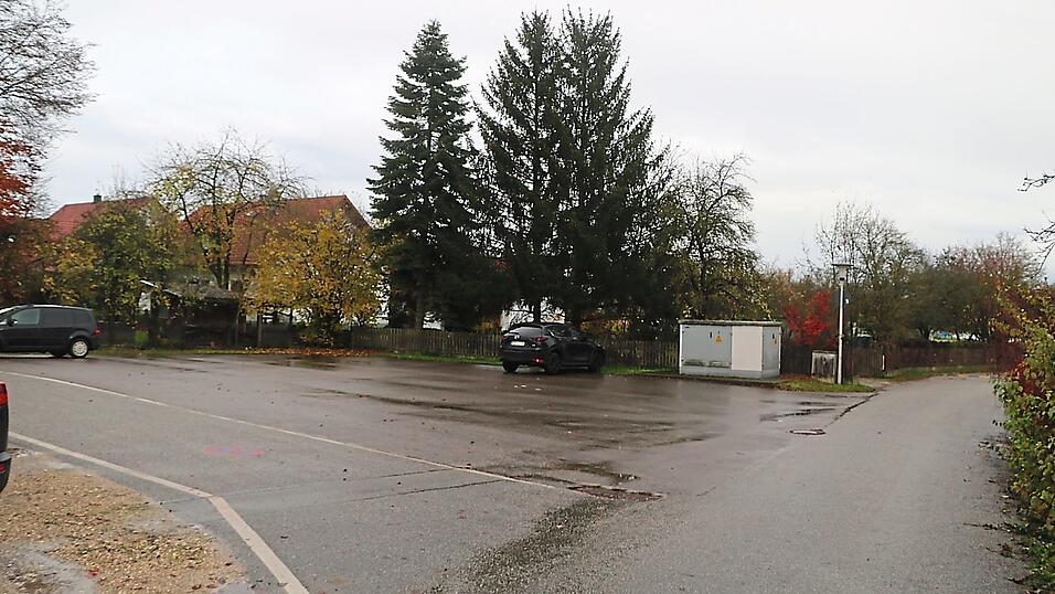 Die Containeranlage mit Umkleiden und Duschen als Übergangslösung für die Fußballer des TuS soll nun auf dem asphaltierten Parkplatz bei der Schule aufgestellt werden. Die Containeranlage mit Umkleiden und Duschen als Übergangslösung für die Fußballer des TuS soll nun auf dem asphaltierten Parkplatz bei der Schule aufgestellt werden.