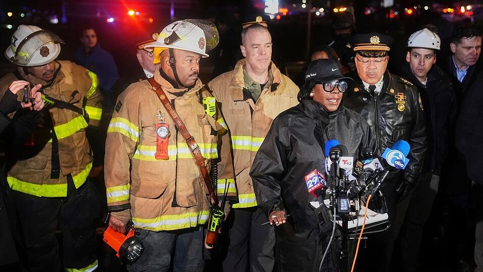 Philadelphias Bürgermeisterin Cherelle Parker teilte mit, alle sechs Menschen an Bord der Maschine seien ums Leben gekommen.