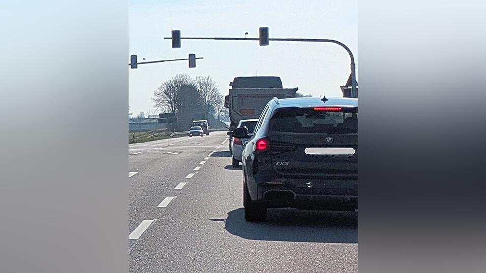 An der B8 bei Stephansposching Bahnhof können sich Auto- und Lkw-Fahrer schon mal an die neuen Ampelanlagen gewöhnen. Bis zur Inbetriebnahme haben sie noch etwas Schonzeit. An der B8 bei Stephansposching Bahnhof können sich Auto- und Lkw-Fahrer schon mal an die neuen Ampelanlagen gewöhnen. Bis zur Inbetriebnahme haben sie noch etwas Schonzeit.