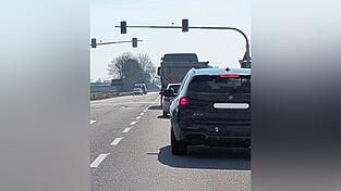 An der B8 bei Stephansposching Bahnhof können sich Auto- und Lkw-Fahrer schon mal an die neuen Ampelanlagen gewöhnen. Bis zur Inbetriebnahme haben sie noch etwas Schonzeit.