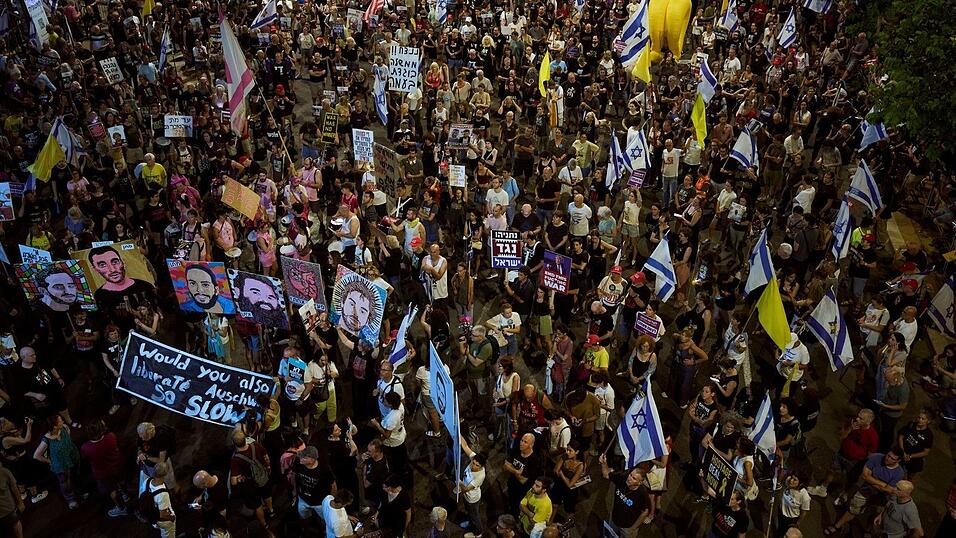 Tausende Israelis demonstrierten in Tel Aviv und anderen Städten für die Freilassung der in den Gazastreifen verschleppten Geiseln.