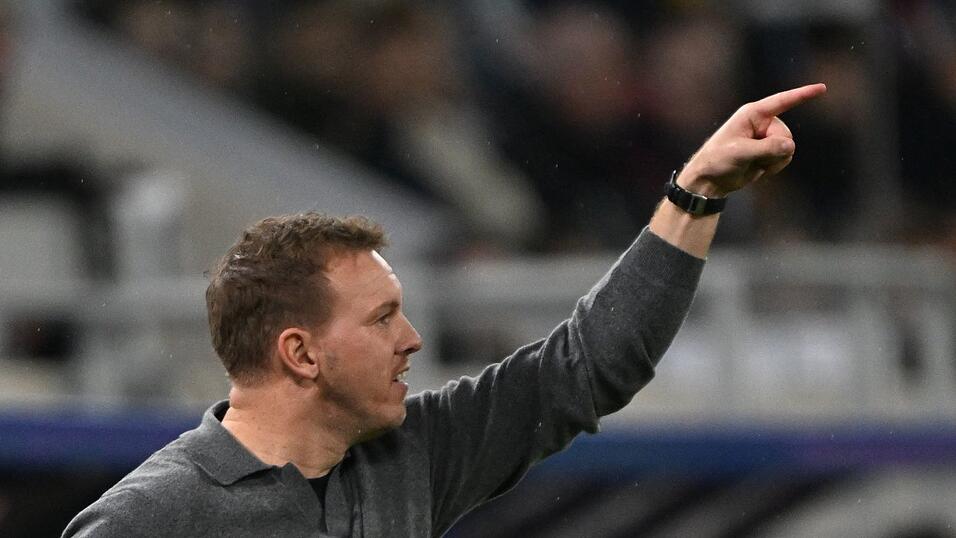 Julian Nagelsmann gibt eine Anweisung an seine Spieler. Julian Nagelsmann gibt eine Anweisung an seine Spieler.