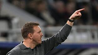Julian Nagelsmann gibt eine Anweisung an seine Spieler. Julian Nagelsmann gibt eine Anweisung an seine Spieler.