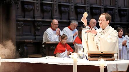 Priester Johannes Spindler bei der Neuaufnahme von Ministranten 2024 in Amberg. Ab September ist er Pfarrer in der Hallertau. Priester Johannes Spindler bei der Neuaufnahme von Ministranten 2024 in Amberg. Ab September ist er Pfarrer in der Hallertau.