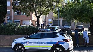 Die Hintergr&uuml;nde der Sch&uuml;sse vor einer Schule in S&uuml;dfrankreich sind noch unklar.