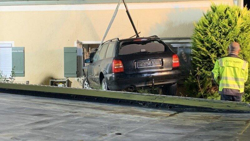 Der nicht angemeldete Audi blieb in einem Wohnhaus stecken, nachdem der Fahrer von der Straße abkam. Der nicht angemeldete Audi blieb in einem Wohnhaus stecken, nachdem der Fahrer von der Straße abkam.