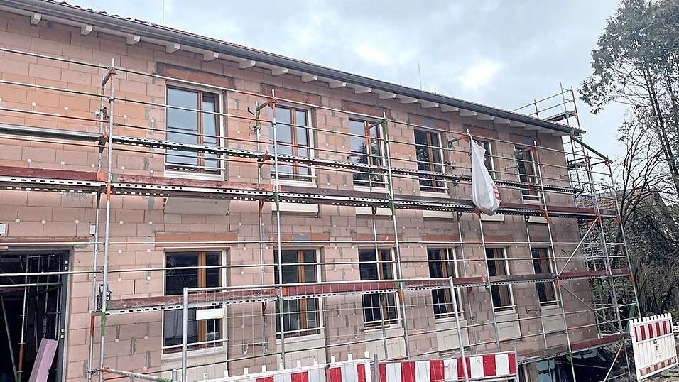 Das alte Rathaus wird künftig als Krankenpflegeschule genutzt. Das Foto vom Umbau stammt aus dem November.