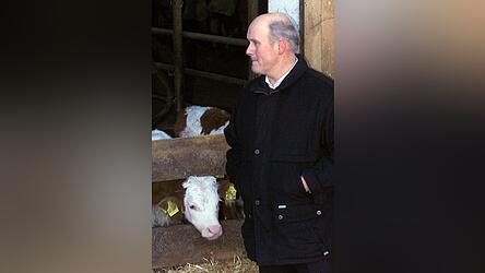 Der Landwirt Adam Ries schaut kurz vor Weihnachten 2000 im oberpfälzischen Stamsried in seine Stallungen, in denen bei einem vier Jahre alten Rind der zweite BSE-Fall in Bayern nachgewiesen wurde. Der Landwirt Adam Ries schaut kurz vor Weihnachten 2000 im oberpfälzischen Stamsried in seine Stallungen, in denen bei einem vier Jahre alten Rind der zweite BSE-Fall in Bayern nachgewiesen wurde.