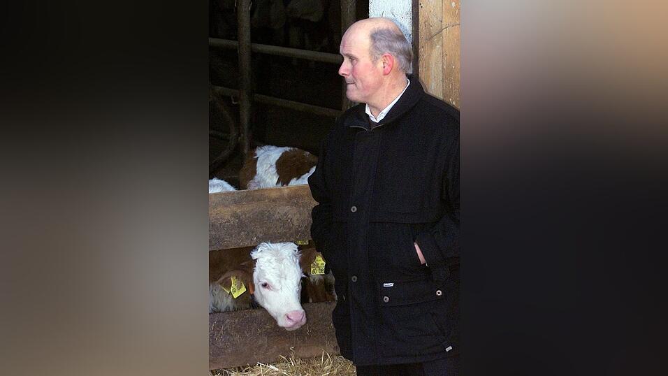Der Landwirt Adam Ries schaut kurz vor Weihnachten 2000 im oberpf&auml;lzischen Stamsried in seine Stallungen, in denen bei einem vier Jahre alten Rind der zweite BSE-Fall in Bayern nachgewiesen wurde.