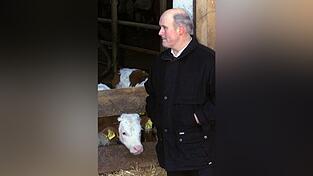 Der Landwirt Adam Ries schaut kurz vor Weihnachten 2000 im oberpfälzischen Stamsried in seine Stallungen, in denen bei einem vier Jahre alten Rind der zweite BSE-Fall in Bayern nachgewiesen wurde. Der Landwirt Adam Ries schaut kurz vor Weihnachten 2000 im oberpfälzischen Stamsried in seine Stallungen, in denen bei einem vier Jahre alten Rind der zweite BSE-Fall in Bayern nachgewiesen wurde.