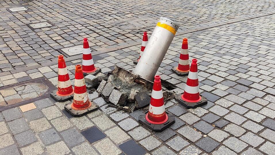 Durch den Lkw wurde der Poller aus dem Stra&szlig;enbelag gerissen.