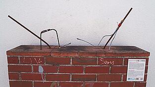 Die Ziegelmauer im Vhs-Durchgang steht noch. Die Keramikb&uuml;sten befinden sich momentan in H&ouml;rlkam.