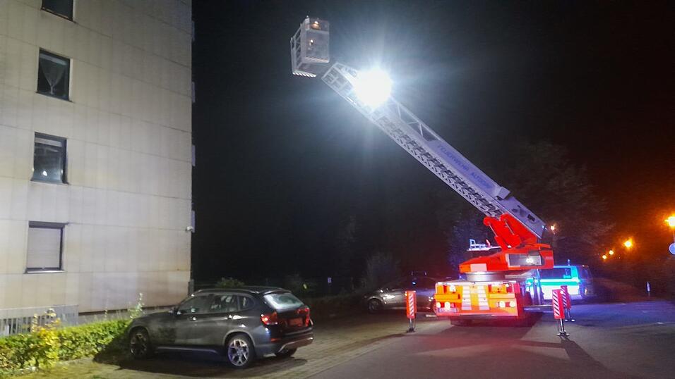 Die Feuerwehr musste den Gesch&auml;digten mittels einer Drehleiter vom Balkon des Hauses retten.