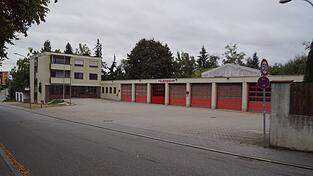 Das Feuerwehrhaus an der Pfründestraße in Vilsbiburg ist 1974 eingeweiht worden. Links ist der Garagenanbau zu sehen.