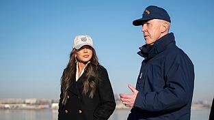 Admiral Kevin Lunday (r.), amtierender Kommandant der Kristi Noem unterstehenden US-Küstenwache, widersprach dem Medienbericht. (Archivbild)