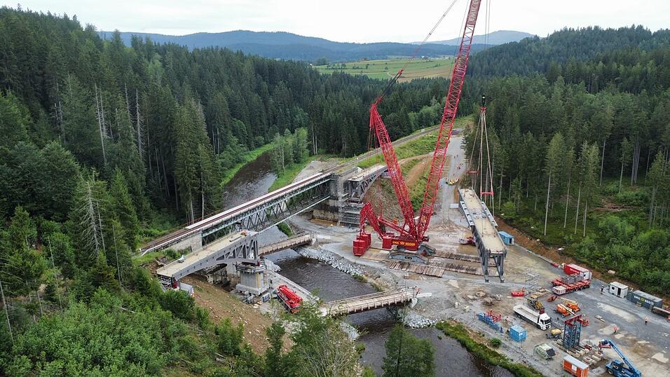 Das 480 Tonnen schwere Mittelsegment der neuen Br&uuml;cke wird eingehoben