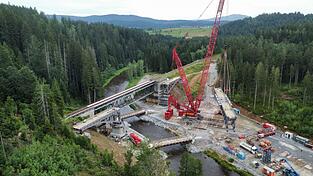 Das 480 Tonnen schwere Mittelsegment der neuen Br&uuml;cke wird eingehoben