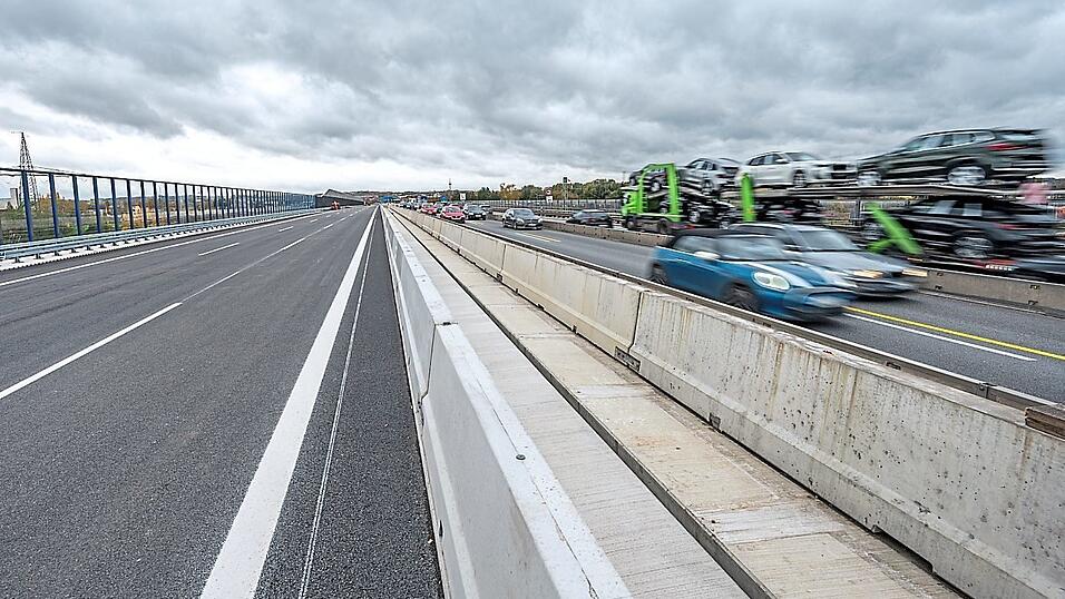 Mit dem Einbau des Lärmschutzbelags wird der sechsstreifige Ausbaus der A 3 bei Regensburg abgeschlossen. Mit dem Einbau des Lärmschutzbelags wird der sechsstreifige Ausbaus der A 3 bei Regensburg abgeschlossen.